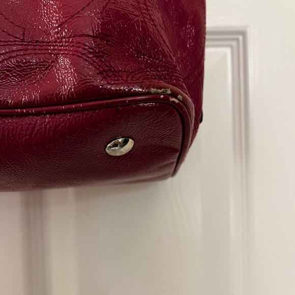Coach Signature C kiss lock patent leather purse in raspberry - Picture 7 of 9
